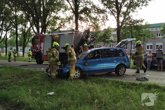 Zeer ernstig ongeval, auto op zijn kant