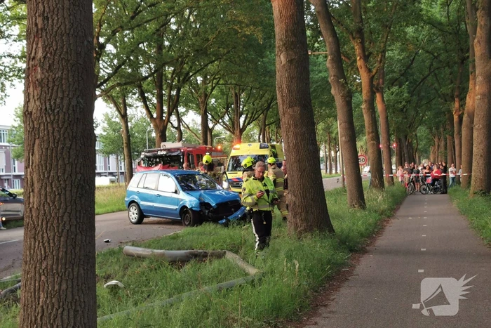 Zeer ernstig ongeval, auto op zijn kant
