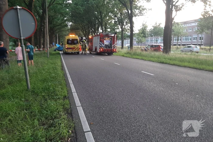Zeer ernstig ongeval, auto op zijn kant