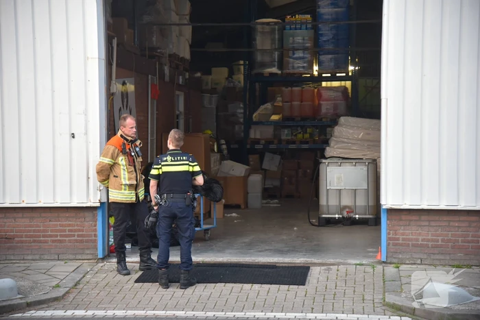 Hulpdiensten doen onderzoek naar drugslab melding in loods