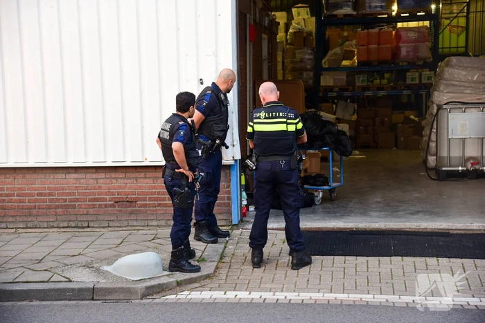 Hulpdiensten doen onderzoek naar drugslab melding in loods