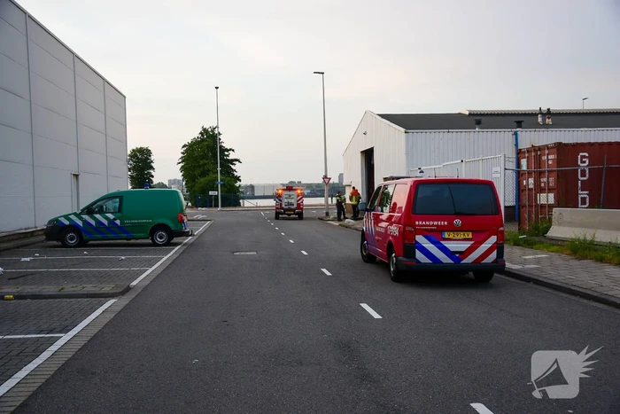 Hulpdiensten doen onderzoek naar drugslab melding in loods