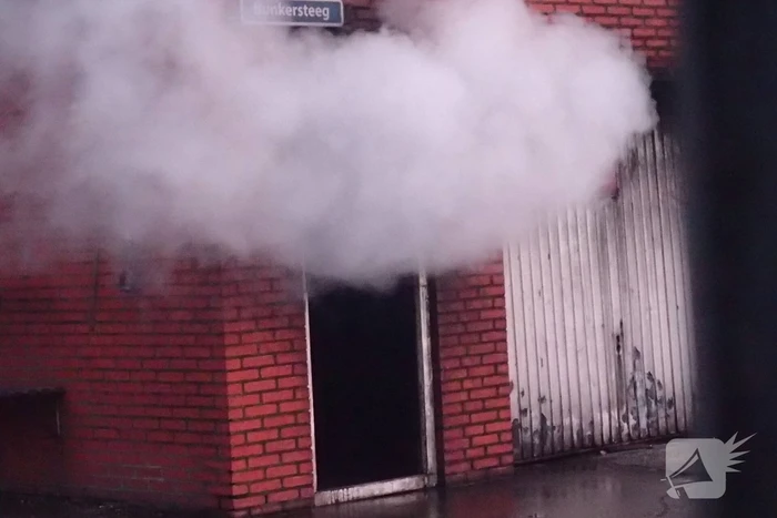 Brandweer blust brand in kelder van trainingscentrum