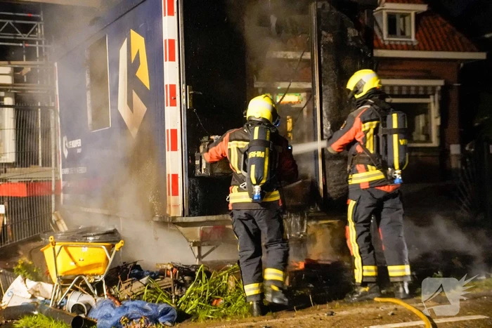 Flinke brand in een dixi zet een bouwkeet er naast in brand