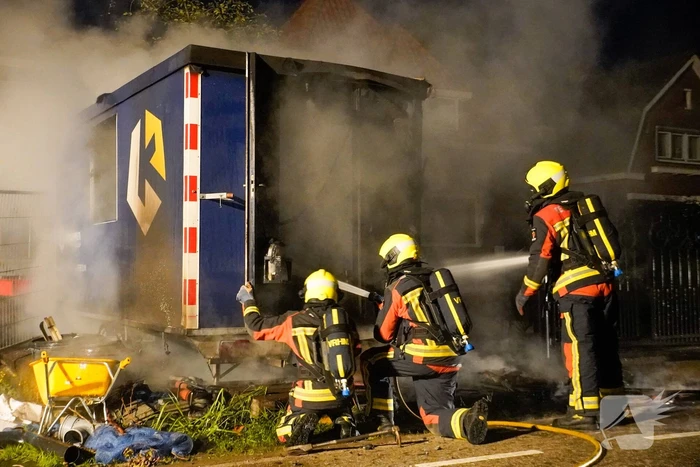 Flinke brand in een dixi zet een bouwkeet er naast in brand