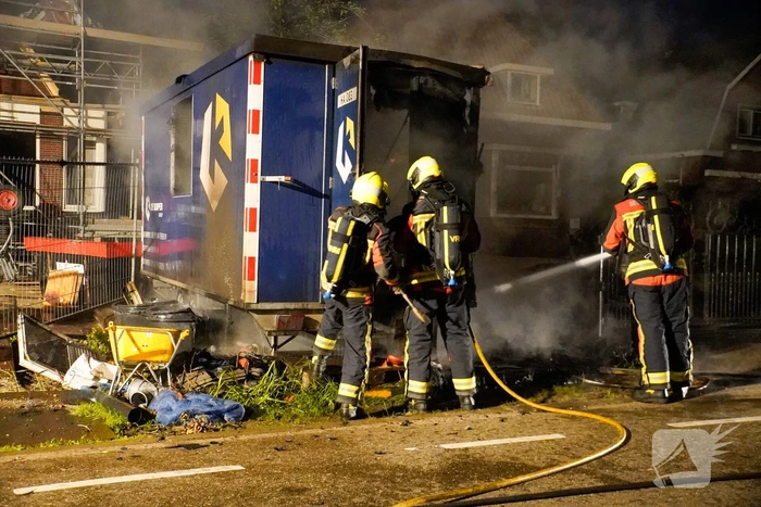 Flinke brand in een dixi zet een bouwkeet er naast in brand