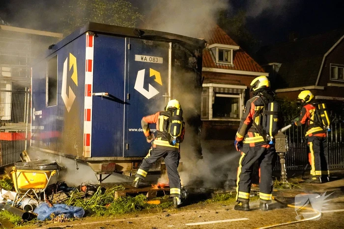 Flinke brand in een dixi zet een bouwkeet er naast in brand