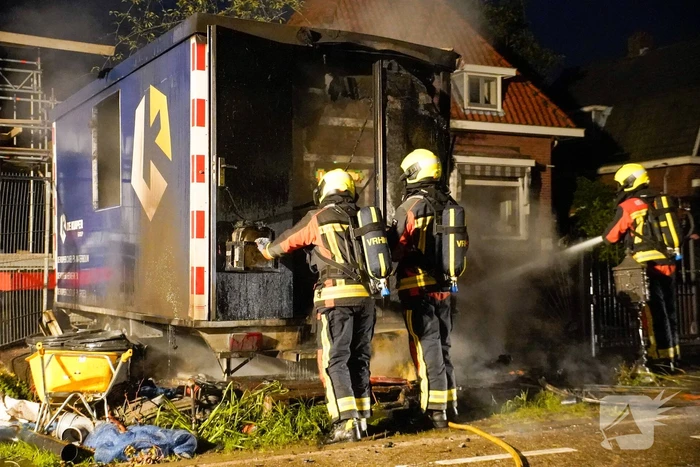 Flinke brand in een dixi zet een bouwkeet er naast in brand