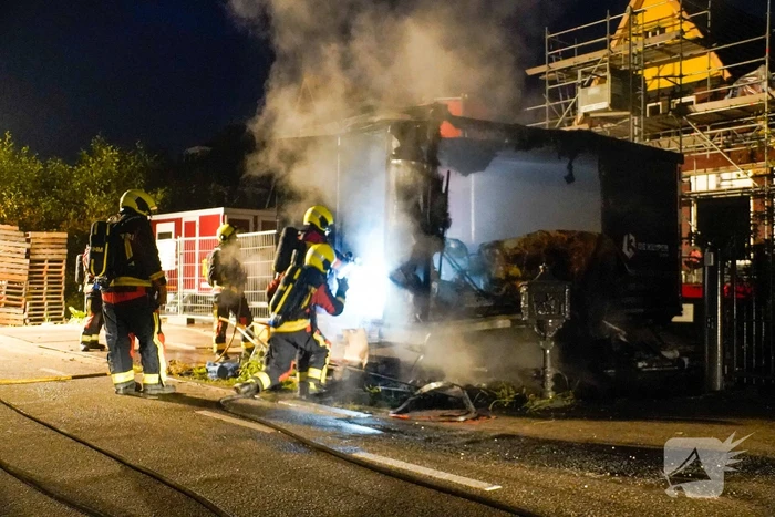 Flinke brand in een dixi zet een bouwkeet er naast in brand