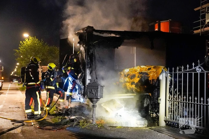 Flinke brand in een dixi zet een bouwkeet er naast in brand