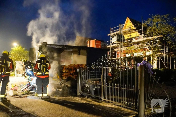 Flinke brand in een dixi zet een bouwkeet er naast in brand