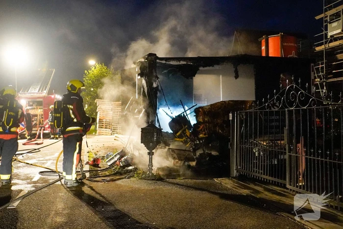Flinke brand in een dixi zet een bouwkeet er naast in brand