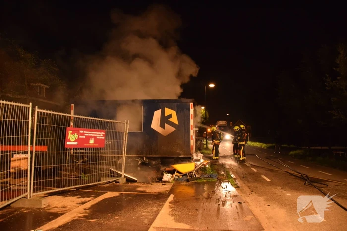 Flinke brand in een dixi zet een bouwkeet er naast in brand