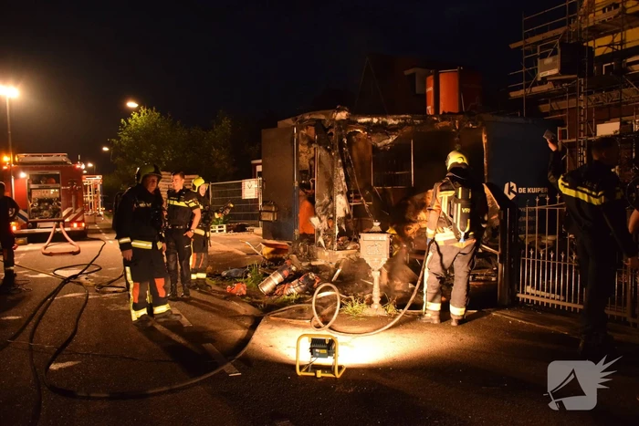 Flinke brand in een dixi zet een bouwkeet er naast in brand