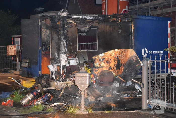Flinke brand in een dixi zet een bouwkeet er naast in brand