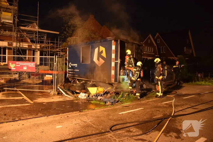 Flinke brand in een dixi zet een bouwkeet er naast in brand