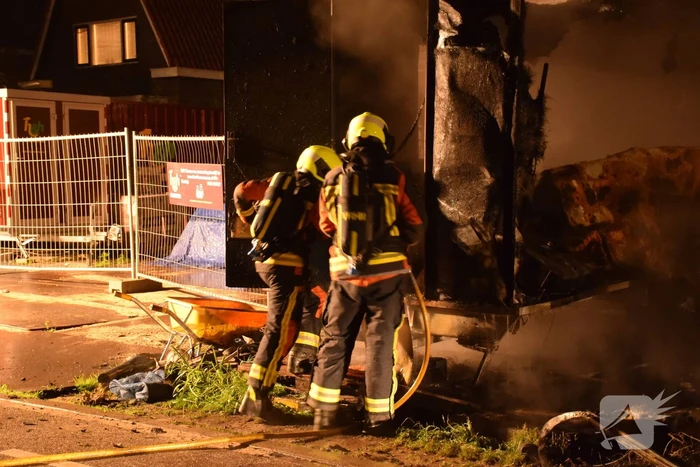 Flinke brand in een dixi zet een bouwkeet er naast in brand