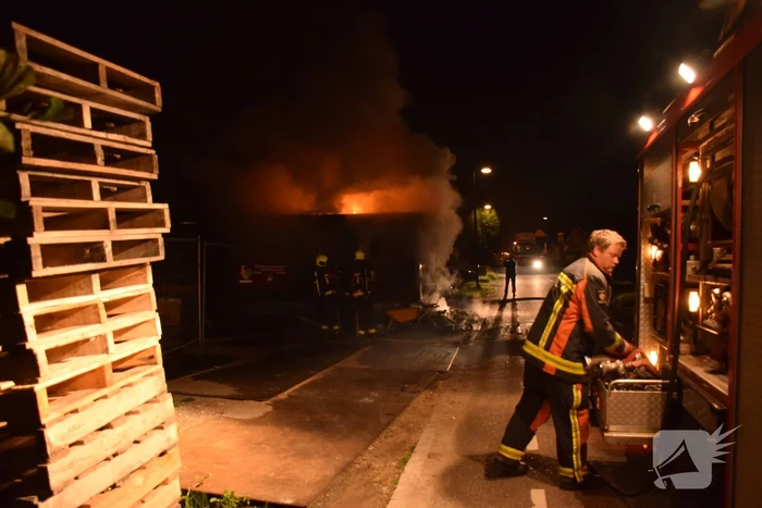 Flinke brand in een dixi zet een bouwkeet er naast in brand