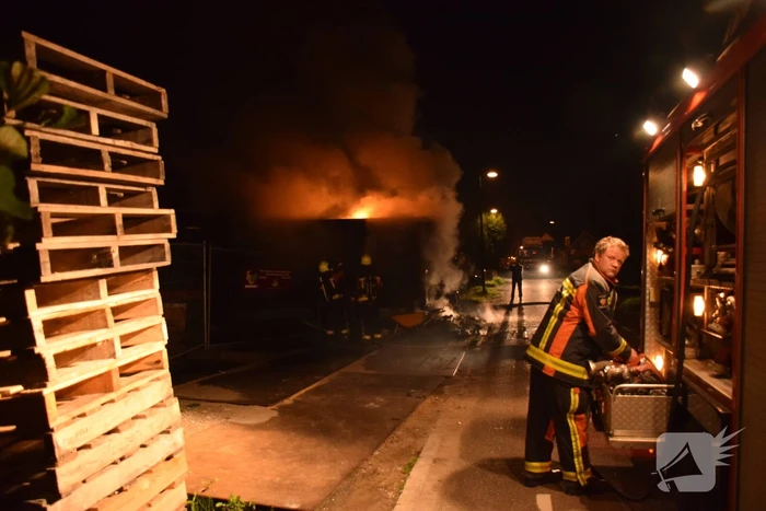 Flinke brand in een dixi zet een bouwkeet er naast in brand