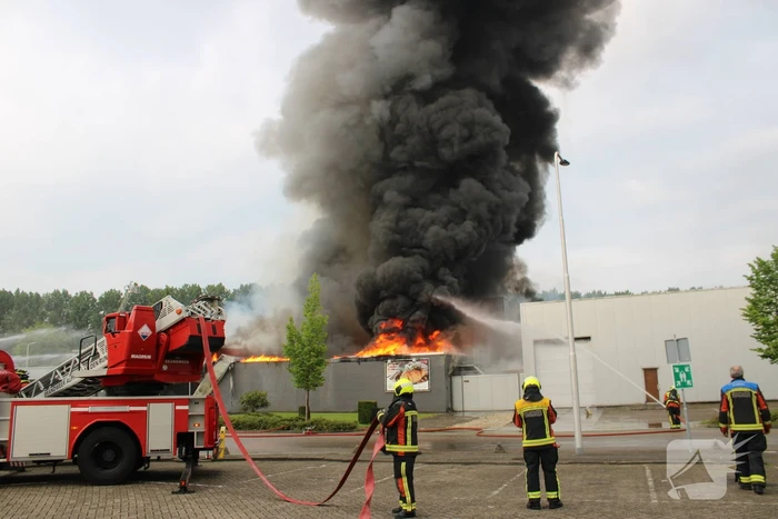 Grote uitslaande brand bij Groenland Kip