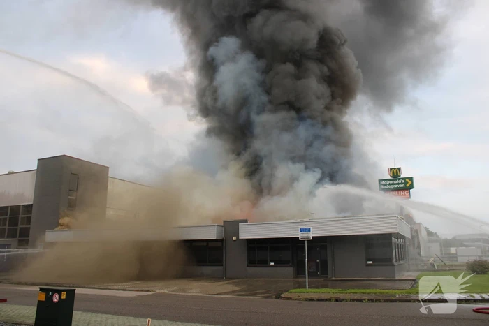 Grote uitslaande brand bij Groenland Kip