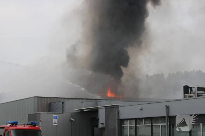 Grote uitslaande brand bij Groenland Kip