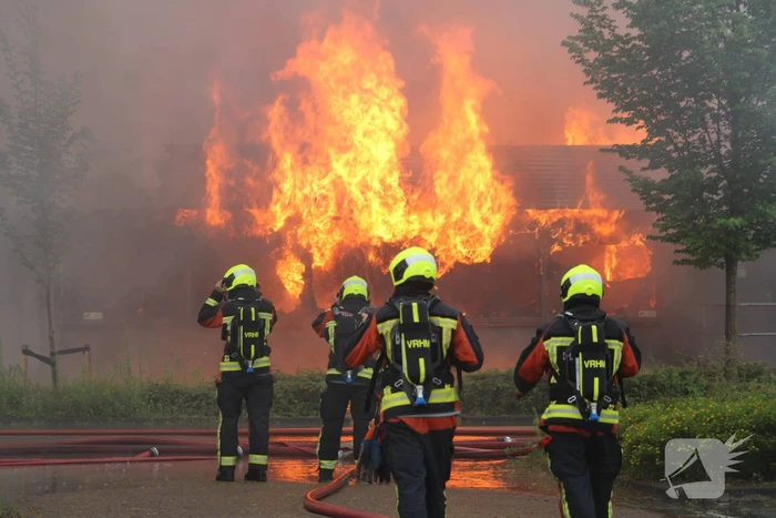Grote uitslaande brand bij Groenland Kip