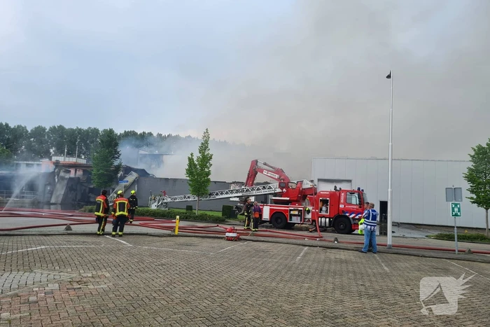Grote uitslaande brand bij Groenland Kip