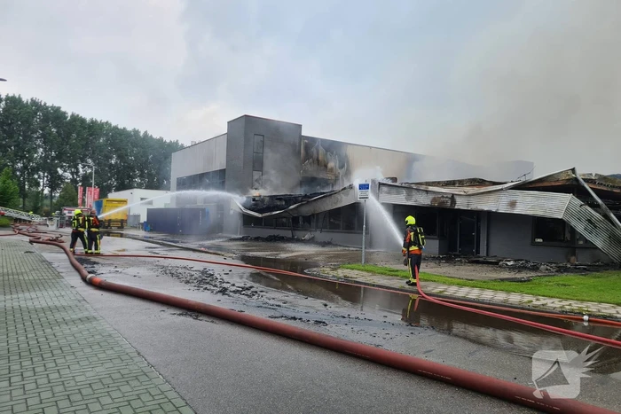 Grote uitslaande brand bij Groenland Kip