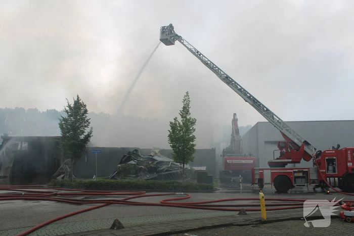 Grote uitslaande brand bij Groenland Kip