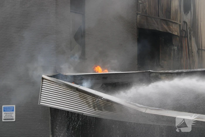Grote uitslaande brand bij Groenland Kip