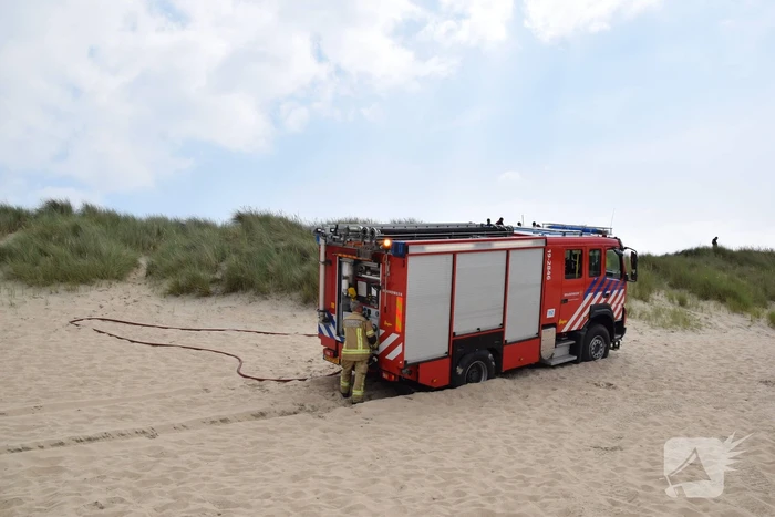 Brand in duinen van strand