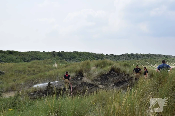 Brand in duinen van strand