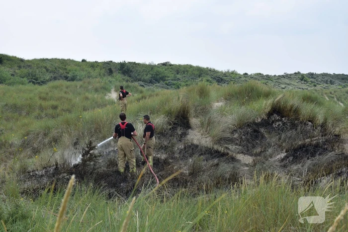 Brand in duinen van strand