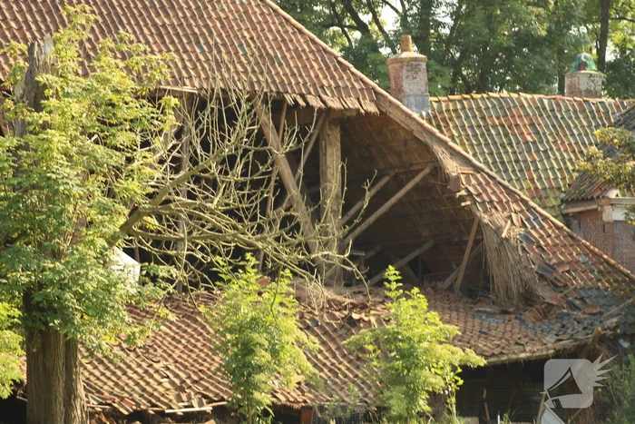 Dak van stal bij boerderij deels ingestort