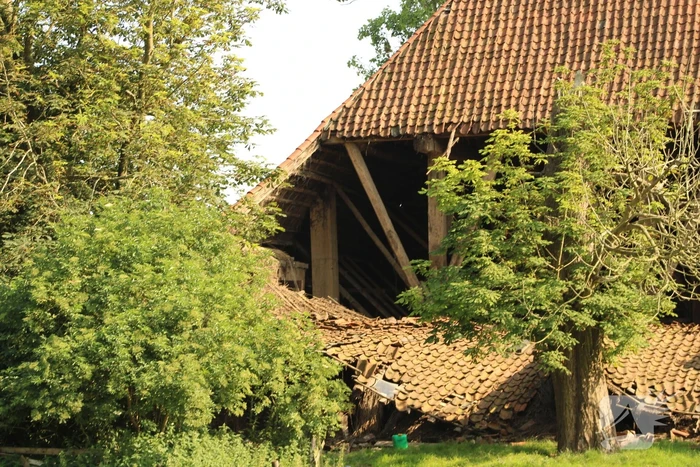 Dak van stal bij boerderij deels ingestort