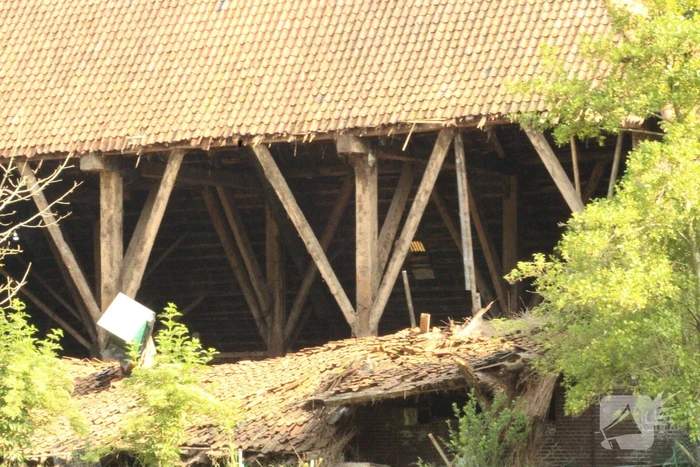 Dak van stal bij boerderij deels ingestort