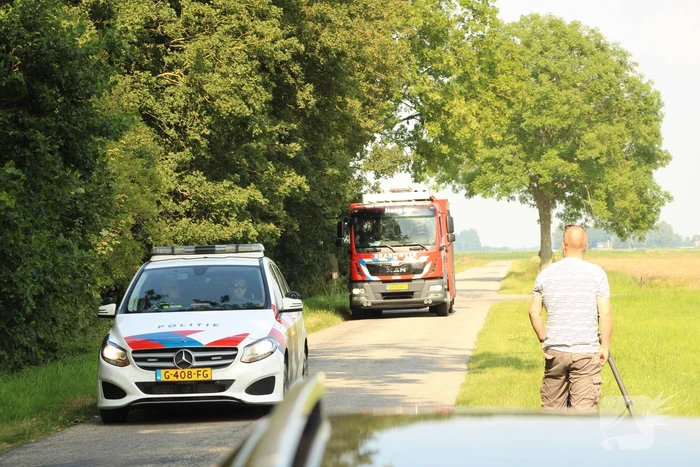 Dak van stal bij boerderij deels ingestort