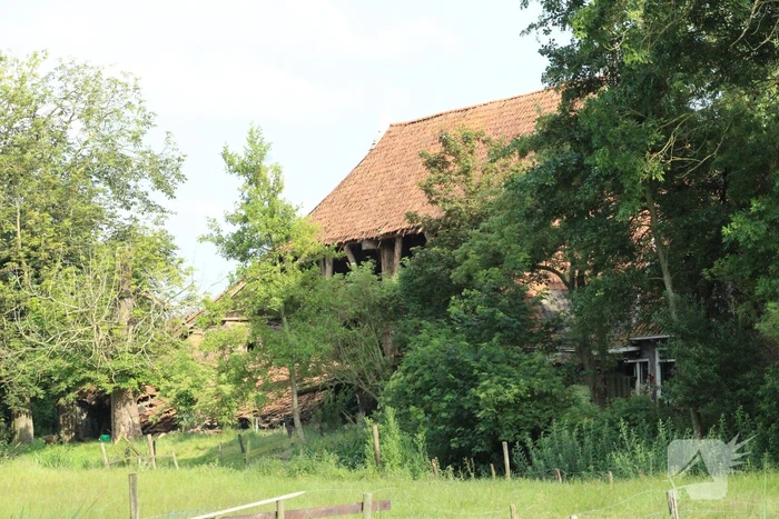 Dak van stal bij boerderij deels ingestort