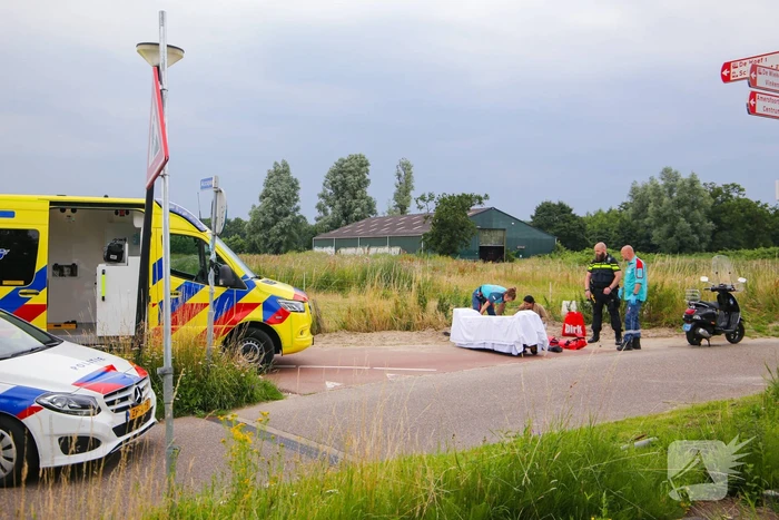 Scooterrijder en fietser botsen