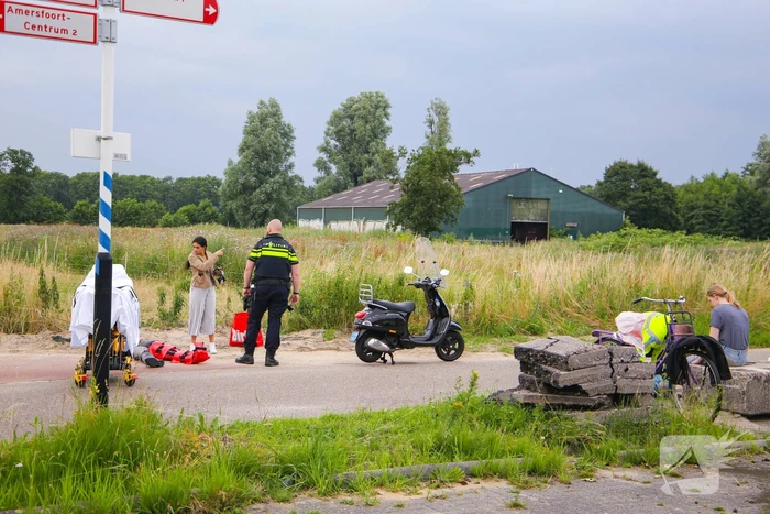 Scooterrijder en fietser botsen