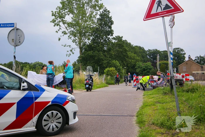 Scooterrijder en fietser botsen