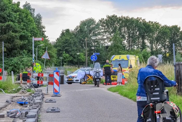 Scooterrijder en fietser botsen