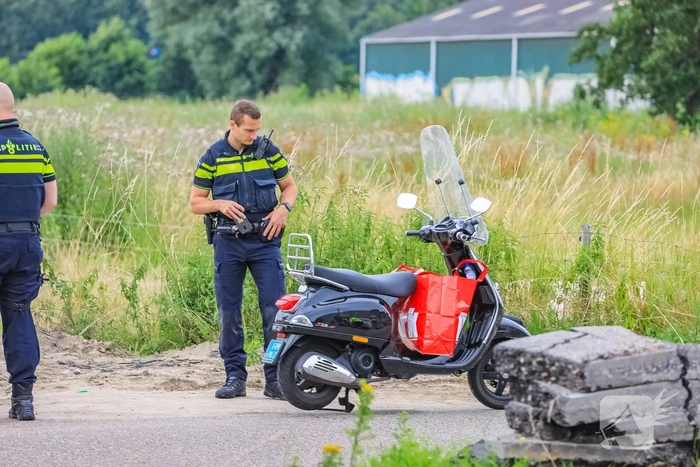 Scooterrijder en fietser botsen