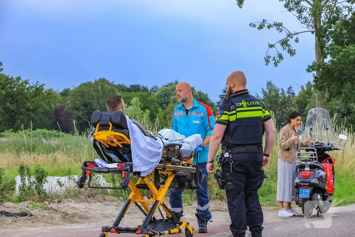 Scooterrijder en fietser botsen