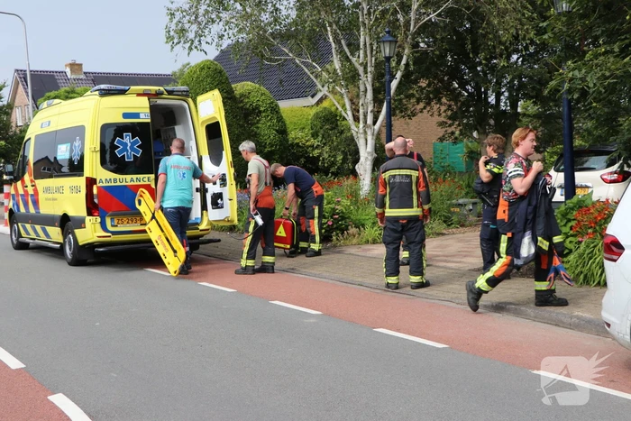 Man op vlot belandt in water