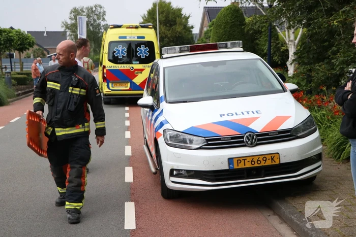 Man op vlot belandt in water