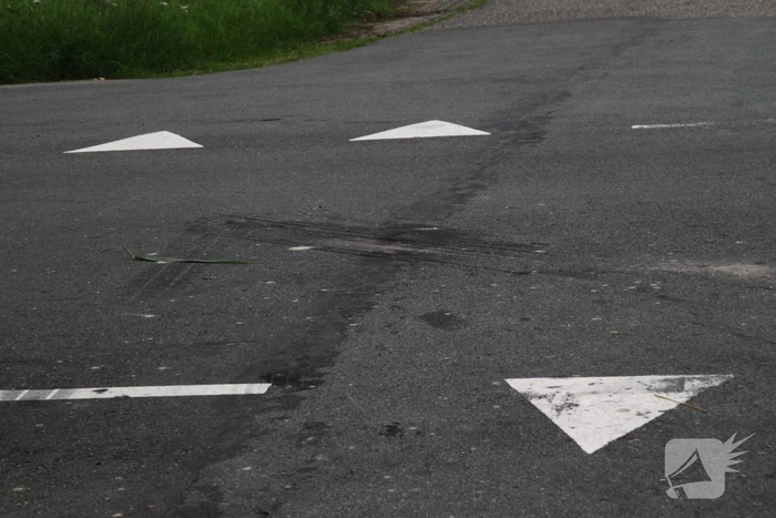 Bestelbus en auto botsen met elkaar