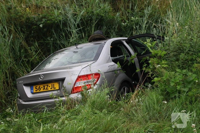 Bestelbus en auto botsen met elkaar