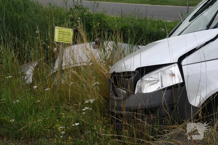 Bestelbus en auto botsen met elkaar